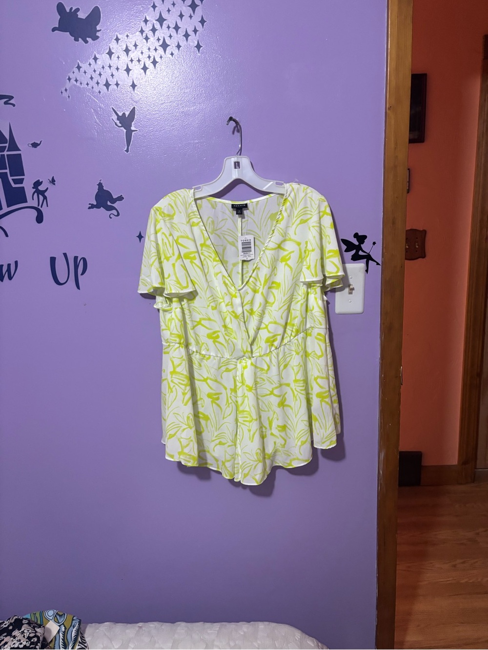 Torrid  Chic Lemon Print V-Neck Flutter Sleeve Women's Top